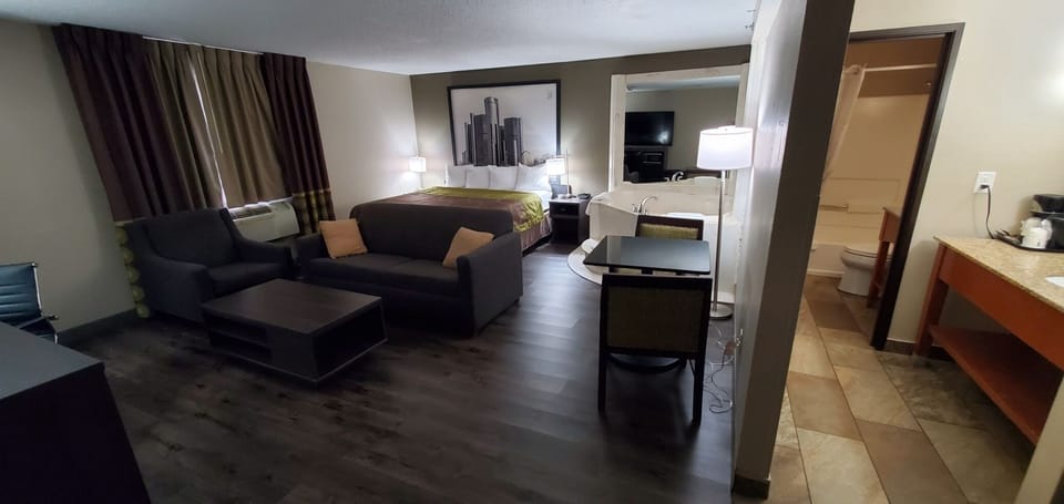 Deluxe Studio Suite, 1 King Bed, Non Smoking | In-room safe, desk, laptop workspace, blackout drapes