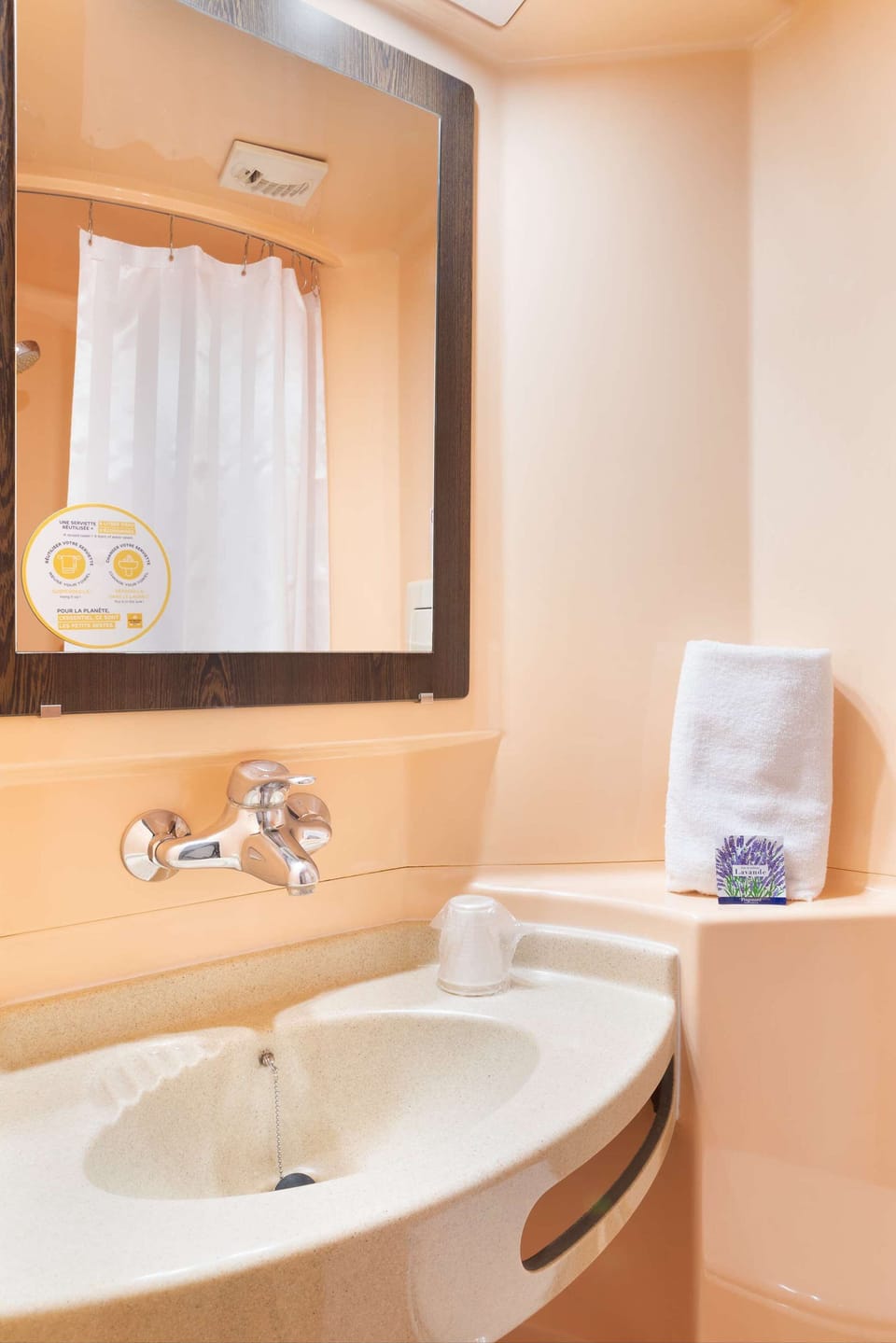Shower, eco-friendly toiletries, towels