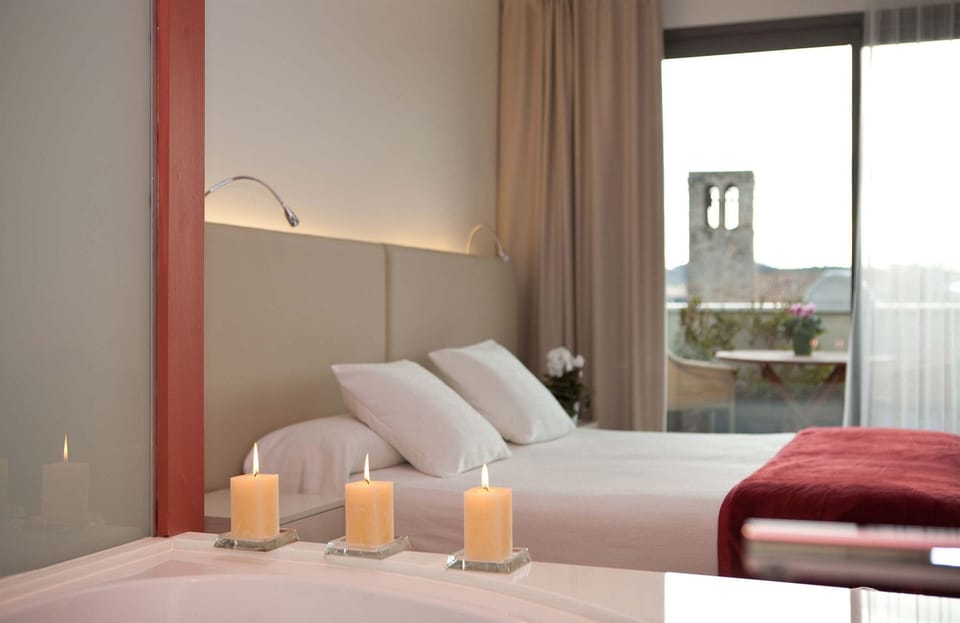 Deluxe Room, Jetted Tub (Aqua) | In-room safe, desk, soundproofing, free WiFi