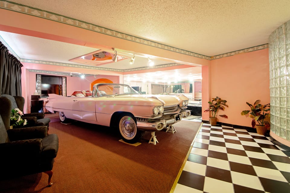 Romantic Suite, 1 King Bed, Non Smoking, Hot Tub | Down comforters, desk, free WiFi, bed sheets