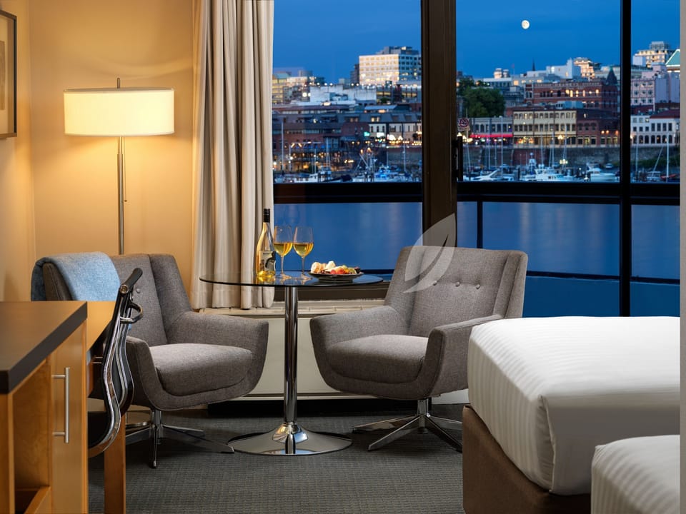 Premium bedding, in-room safe, desk, blackout drapes