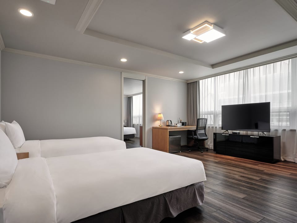 Premium bedding, in-room safe, desk, blackout drapes