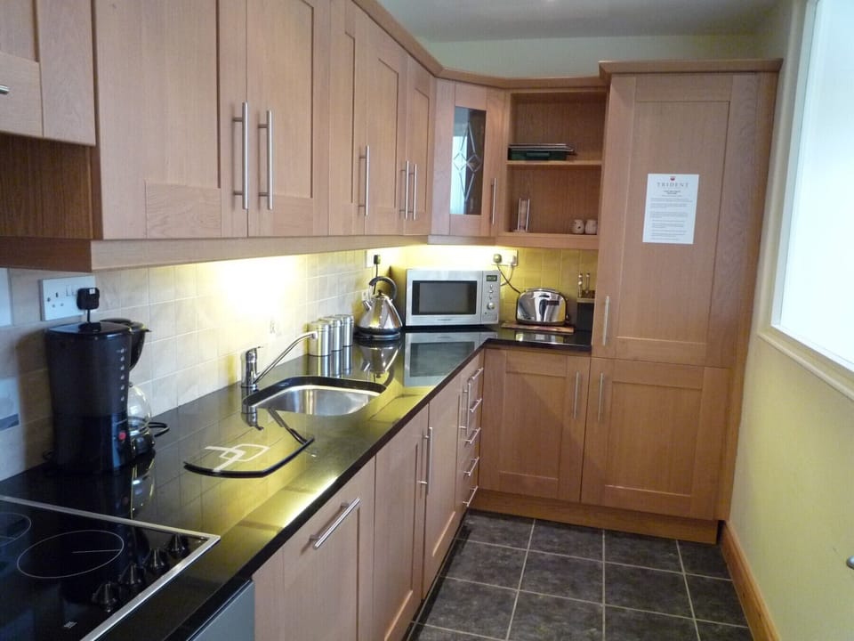 Coffee/tea maker, fridge, microwave, oven