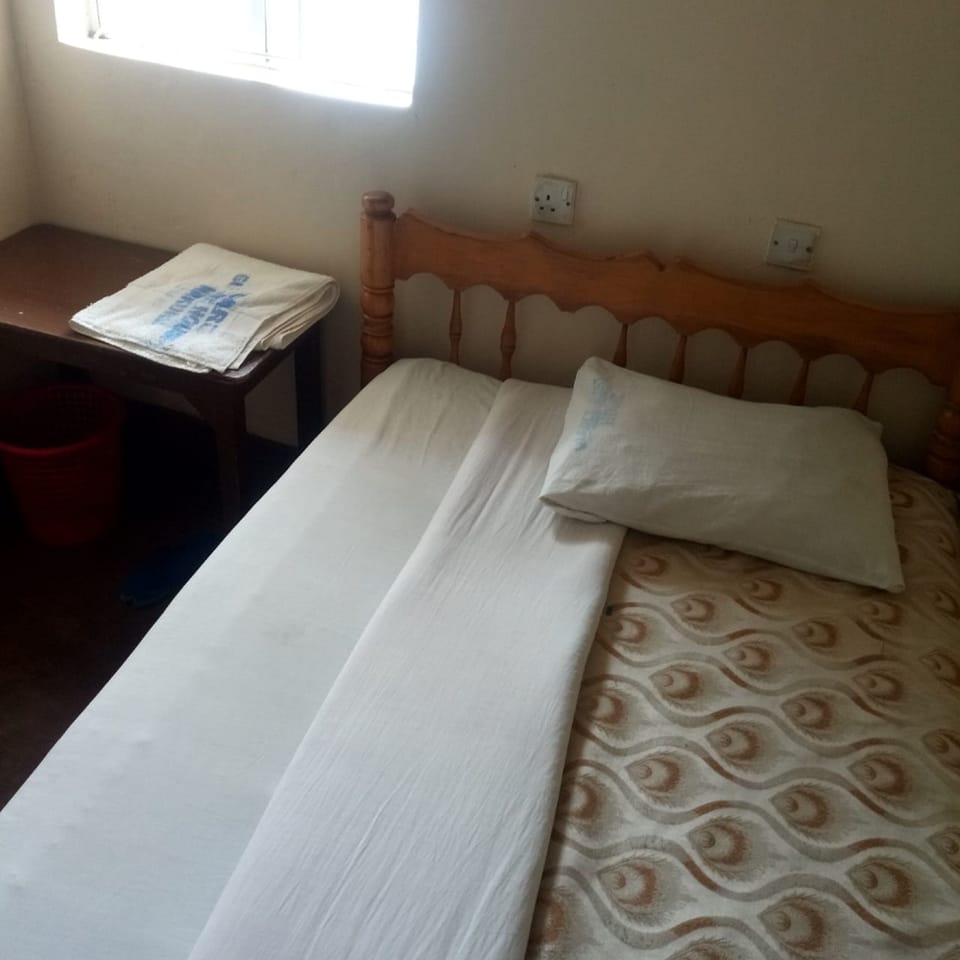 Single Room | Desk, WiFi (free), bed sheets