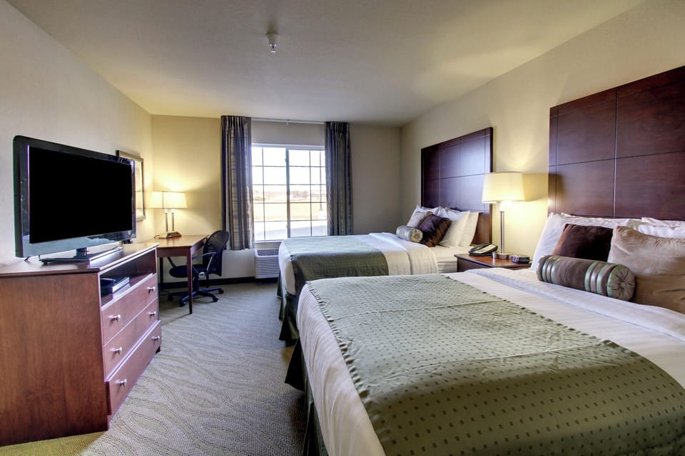 Premium bedding, desk, laptop workspace, WiFi (free)