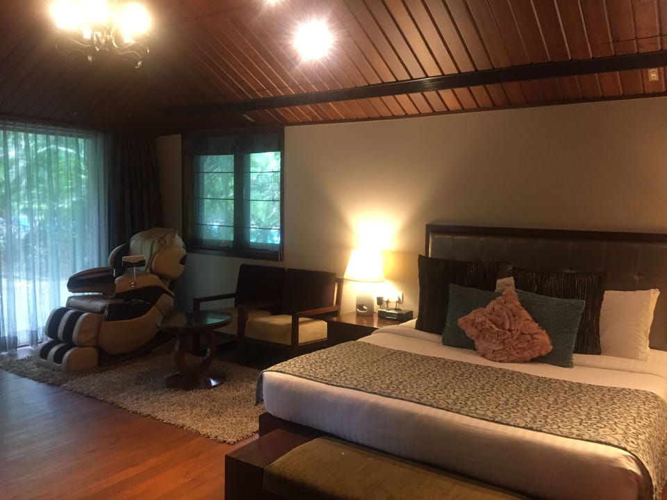 In-room safe, desk, laptop workspace, blackout drapes