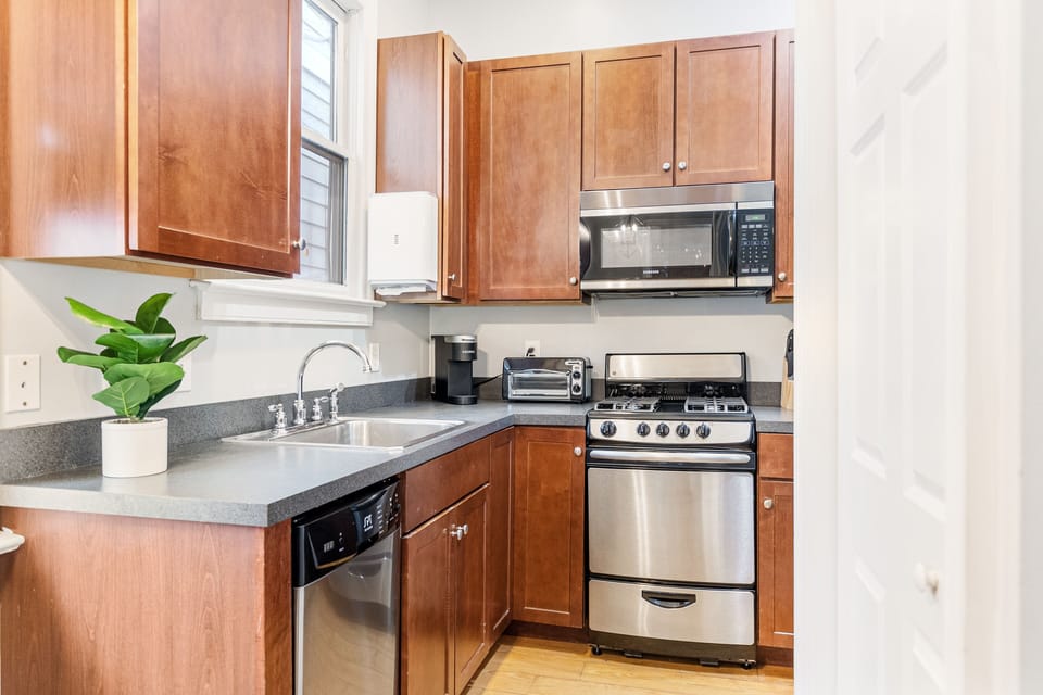 Apartment C | Private kitchen | Full-size fridge, microwave, oven, stovetop