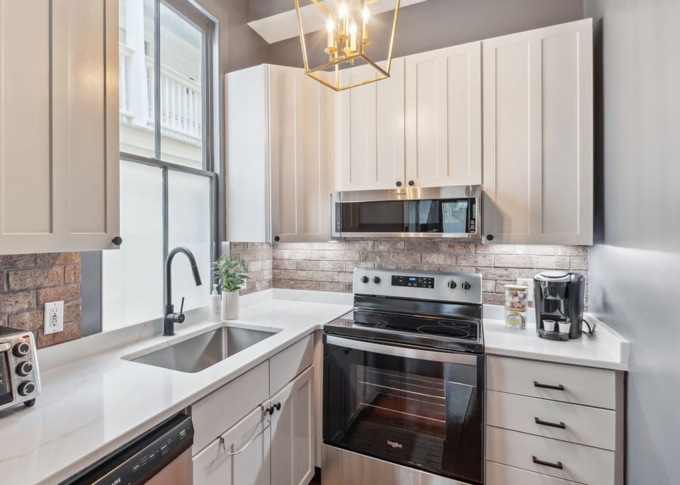 2 Charles | Private kitchen | Full-size fridge, microwave, oven, stovetop