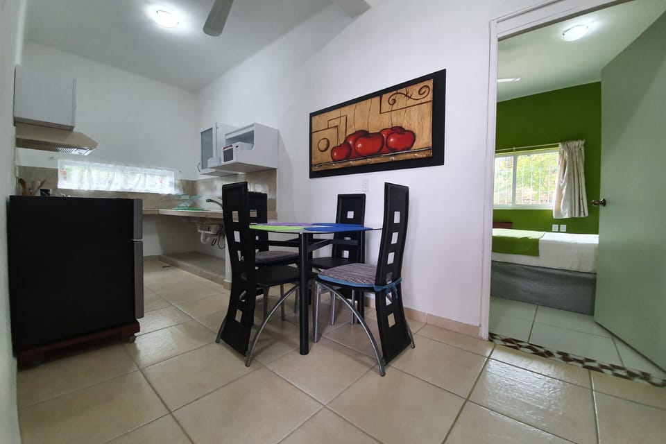 Oro. Suite dos camas matrimoniales + cocineta, De no fumar | Living area | 32-inch Smart TV with digital channels, TV