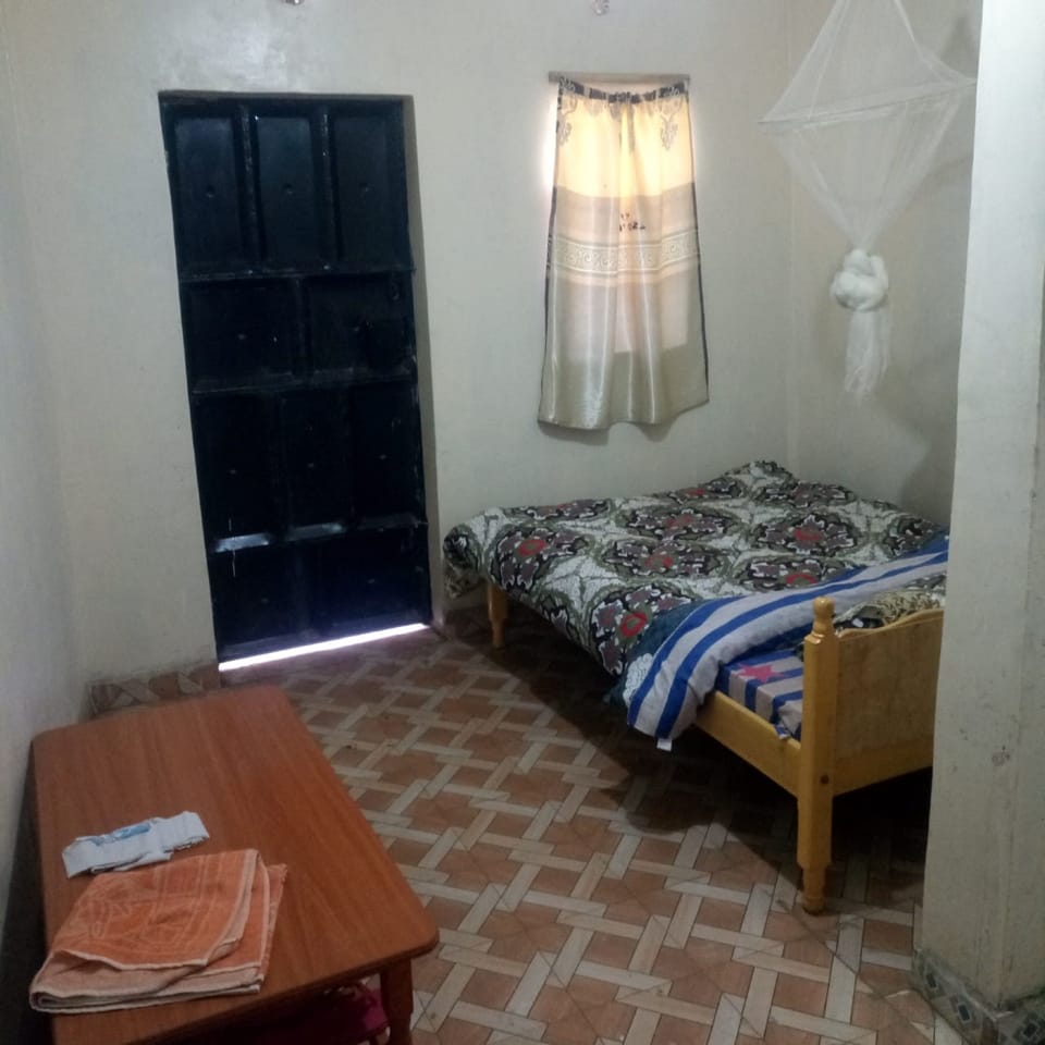 Double Room Single Use | Desk, free WiFi, bed sheets