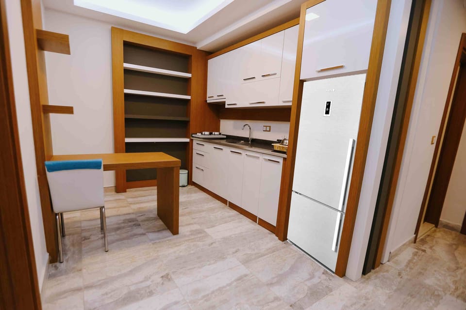 Full-size fridge, stovetop, cookware/dishes/utensils