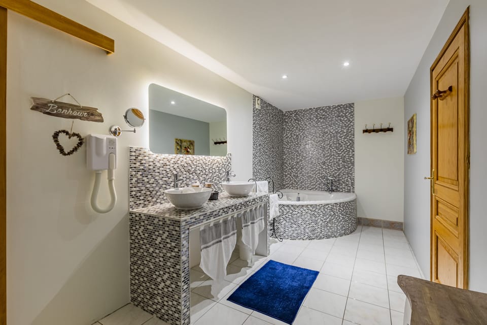 Superior Double Room (Vestiaire 2) | Bathroom | Deep soaking tub, free toiletries, hair dryer, towels