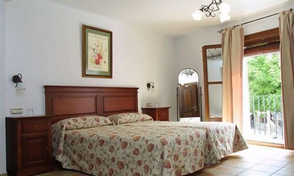 Standard Double Room | Desk, WiFi (free), bed sheets