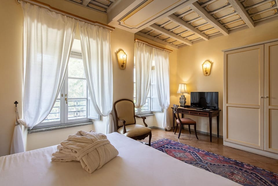 Deluxe Double Room with Spa Access | Minibar, in-room safe, blackout drapes, bed sheets