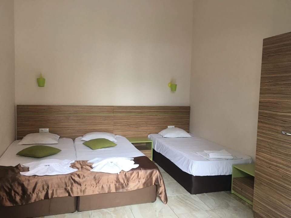 Deluxe Room | 1 bedroom, soundproofing, iron/ironing board, free WiFi