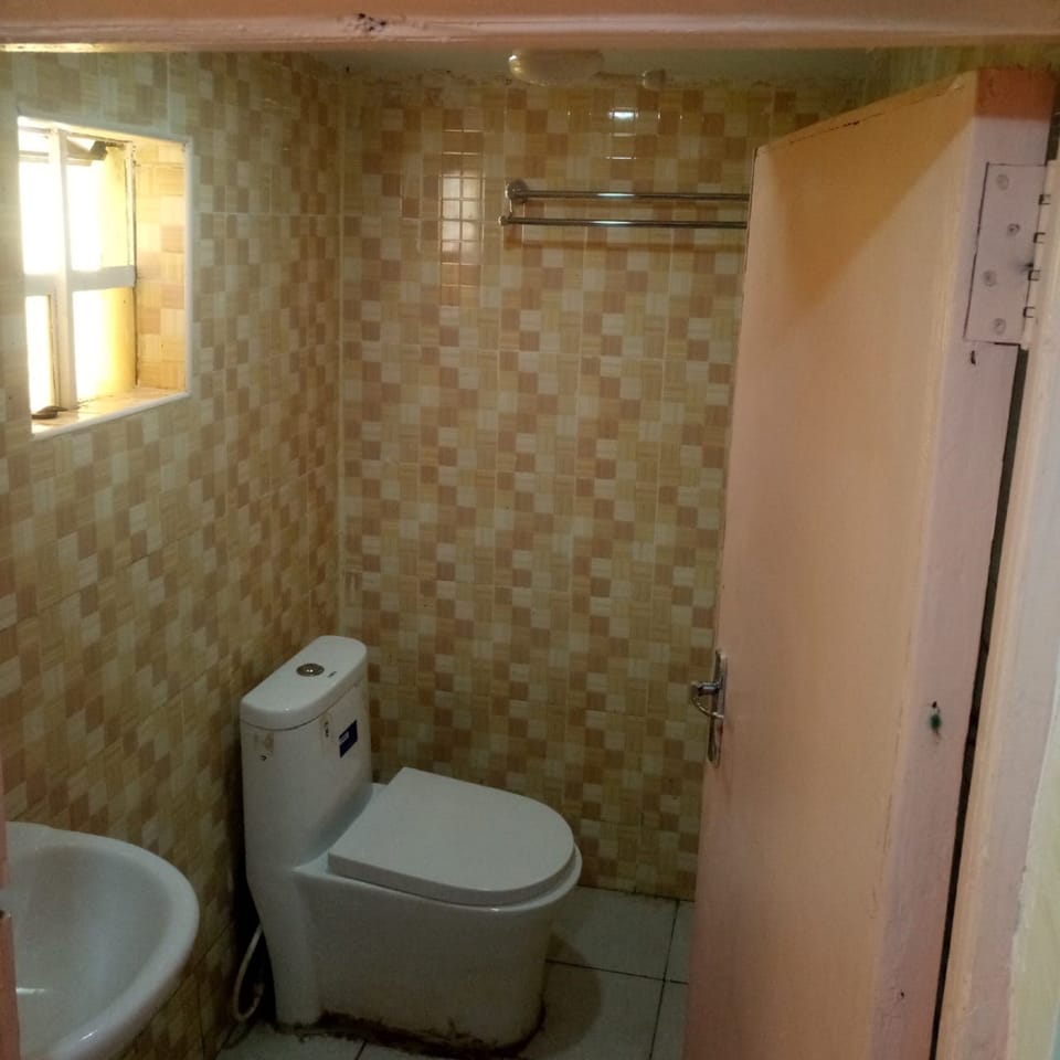 Single Room | Bathroom | Shower, rainfall showerhead, towels