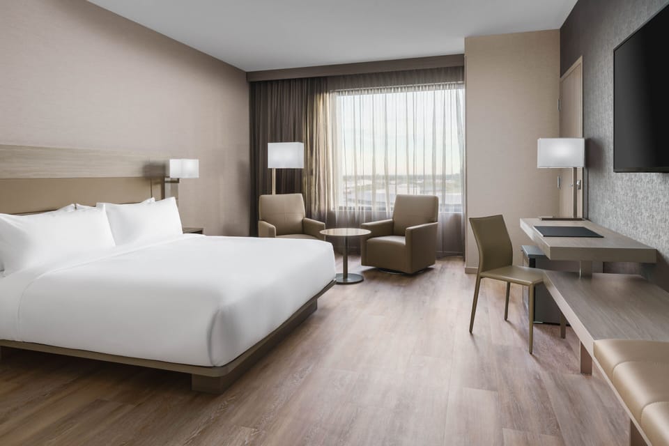 Premium bedding, in-room safe, desk, laptop workspace