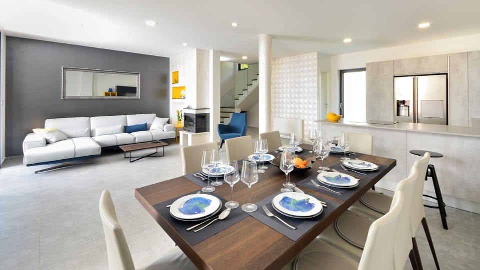 Villa, 4 Bedrooms, Smoking, Private Pool | Dining room