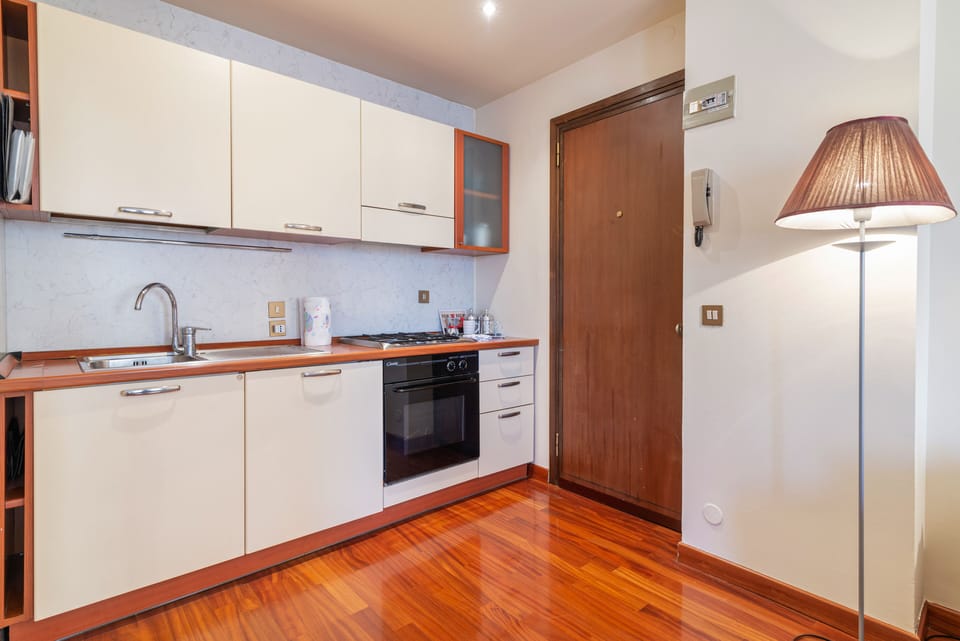 Studio | Private kitchen | Full-size fridge, oven, stovetop, electric kettle