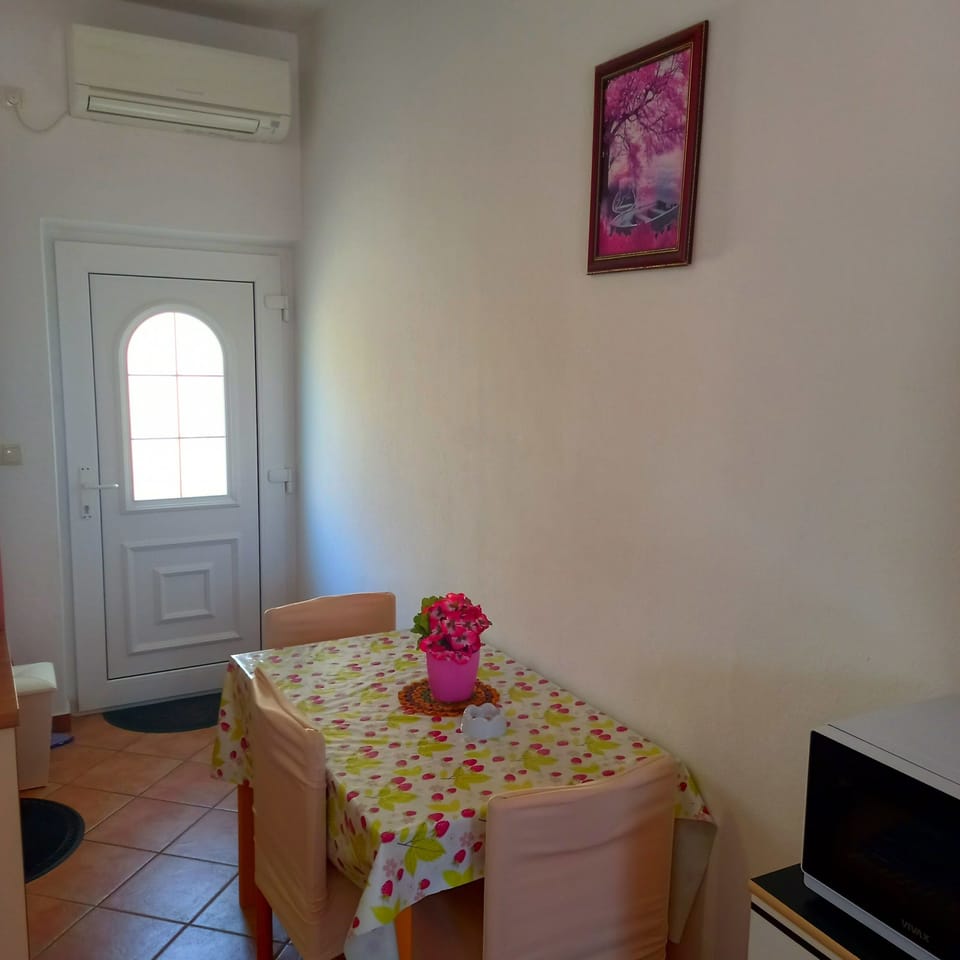 Apartment, 1 Bedroom, Smoking, Balcony | Dining