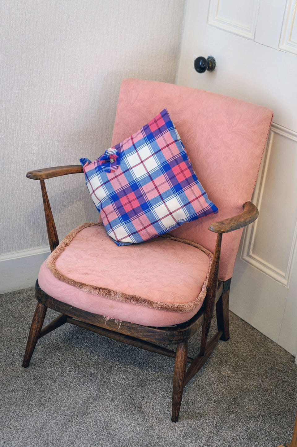 House, 2 Bedrooms, Patio, Garden View | Living area | Flat-screen TV, books