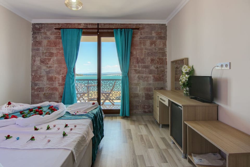 Standard Room, 1 Bedroom, Balcony, Sea View | Premium bedding, minibar, free WiFi