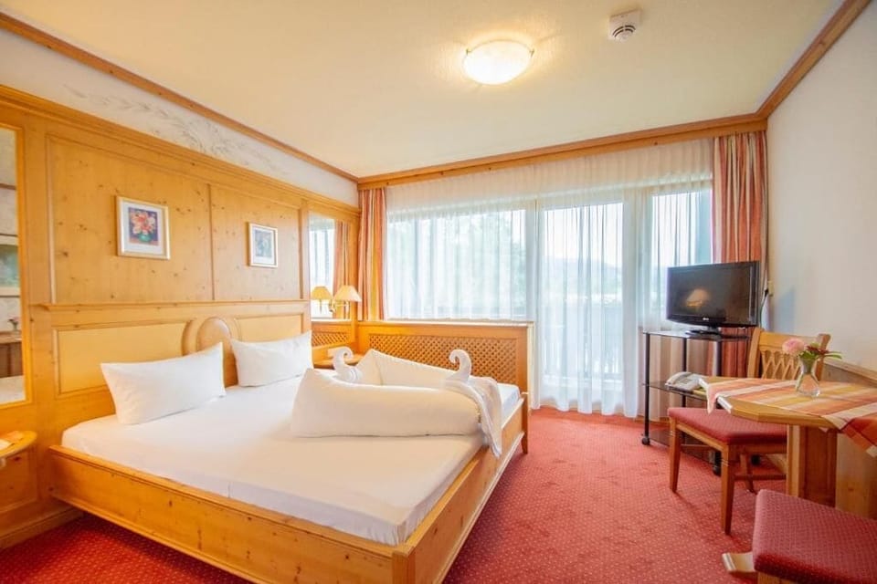 Hypo-allergenic bedding, in-room safe, individually furnished, desk