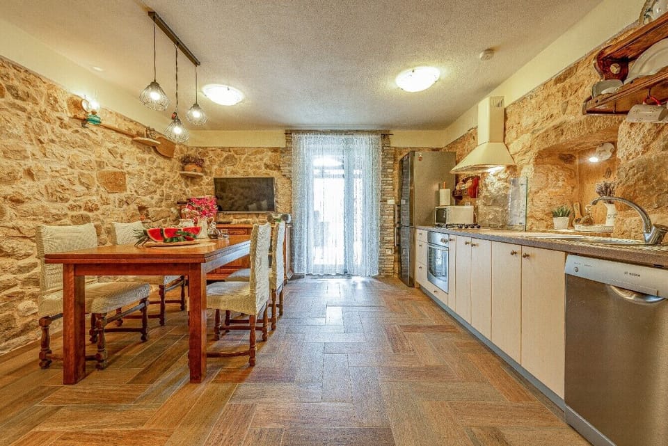 Romantic House, 2 Bedrooms, Hot Tub, Courtyard View | Private kitchen | Full-size fridge, microwave, oven, stovetop
