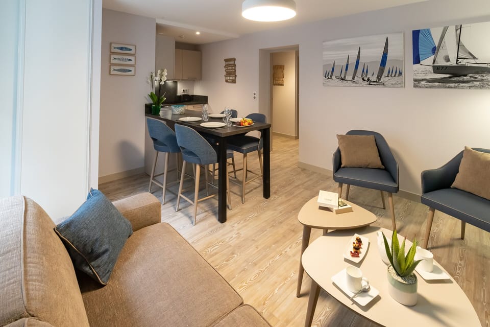 City Apartment (35m2) | Living area | Flat-screen TV