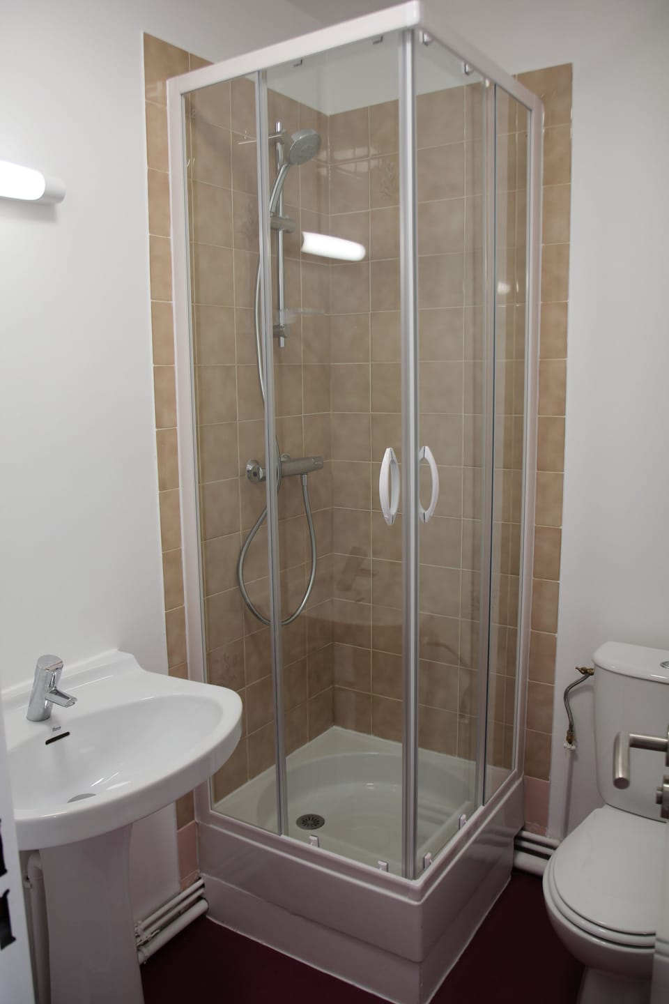 Single Room | Shared bathroom