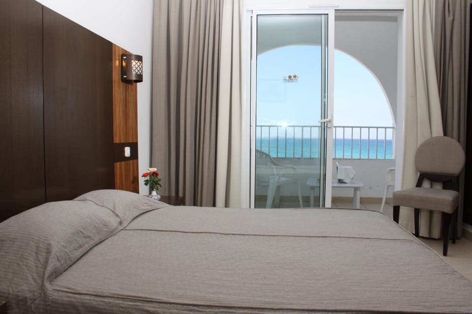 Double Room, Sea View | Minibar, in-room safe, individually furnished, desk