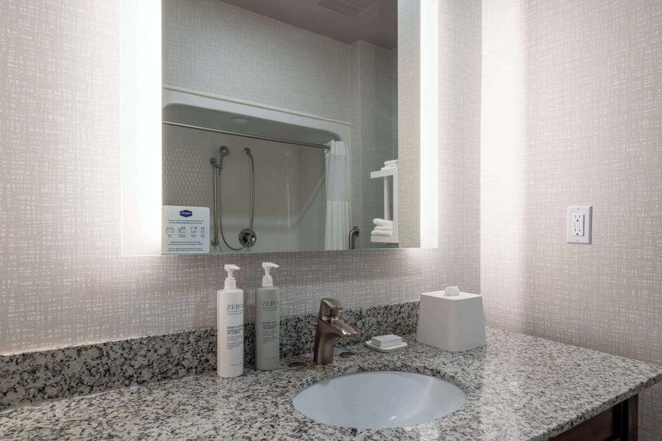 Room, 1 King Bed, Accessible, Non Smoking | Bathroom | Hair dryer, towels