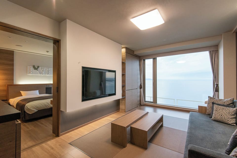 Deluxe Twin Room, Non Smoking (Lake View) | Premium bedding, in-room safe, free WiFi, bed sheets