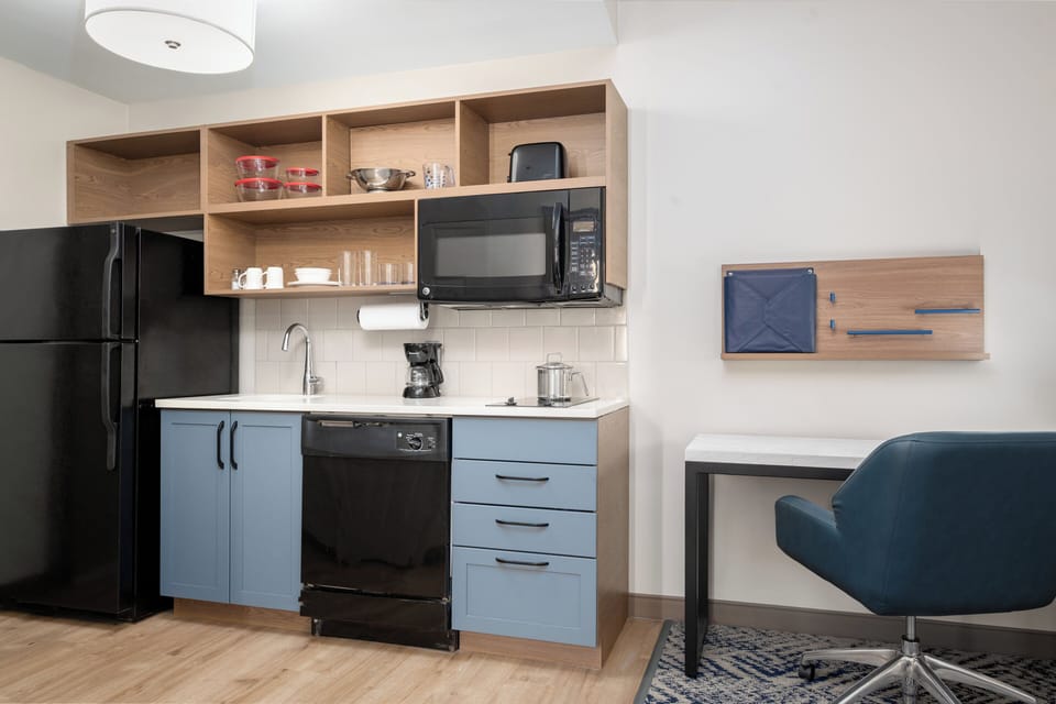 Full-size fridge, microwave, stovetop, dishwasher