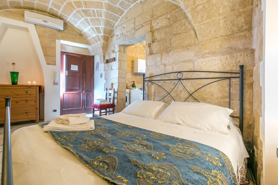 Deluxe Studio, 1 Bedroom, Kitchen | Down comforters, desk, cribs/infant beds, rollaway beds