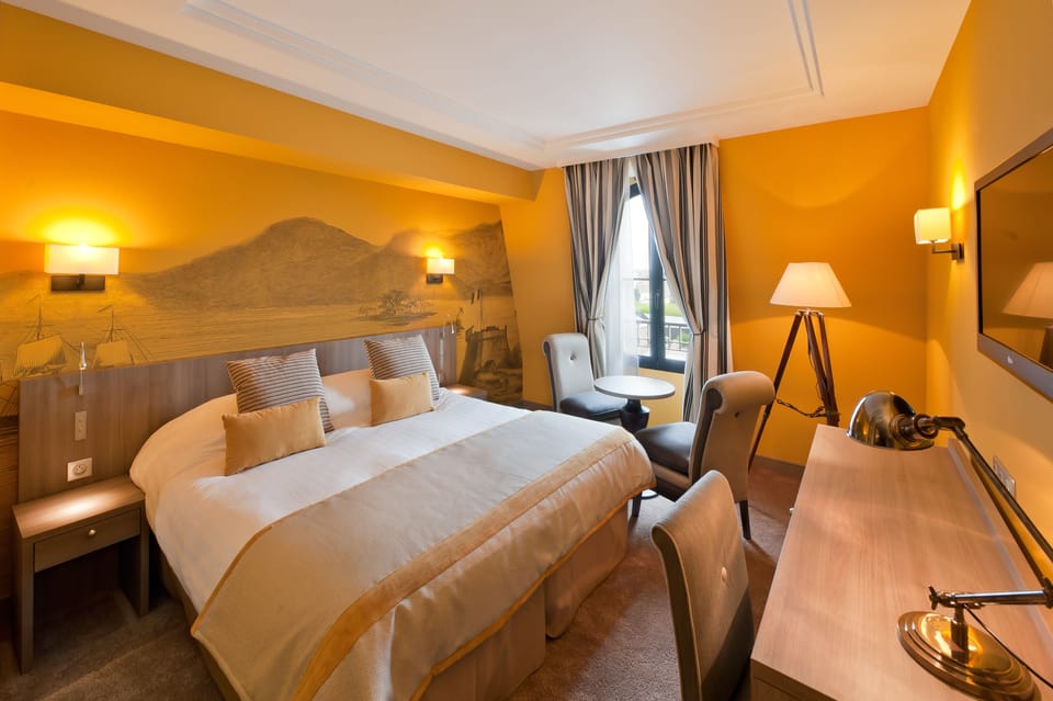 Standard Double Room (Sud) | Living area | Flat-screen TV, toys