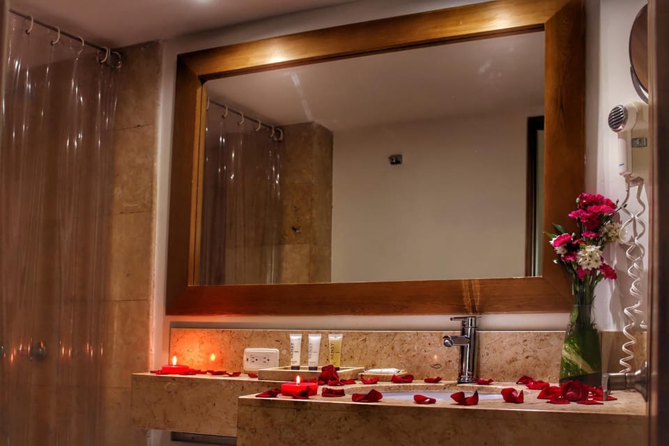 Shower, rainfall showerhead, free toiletries, hair dryer