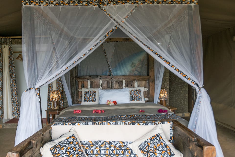 Comfort Tent, Garden View | In-room safe, bed sheets