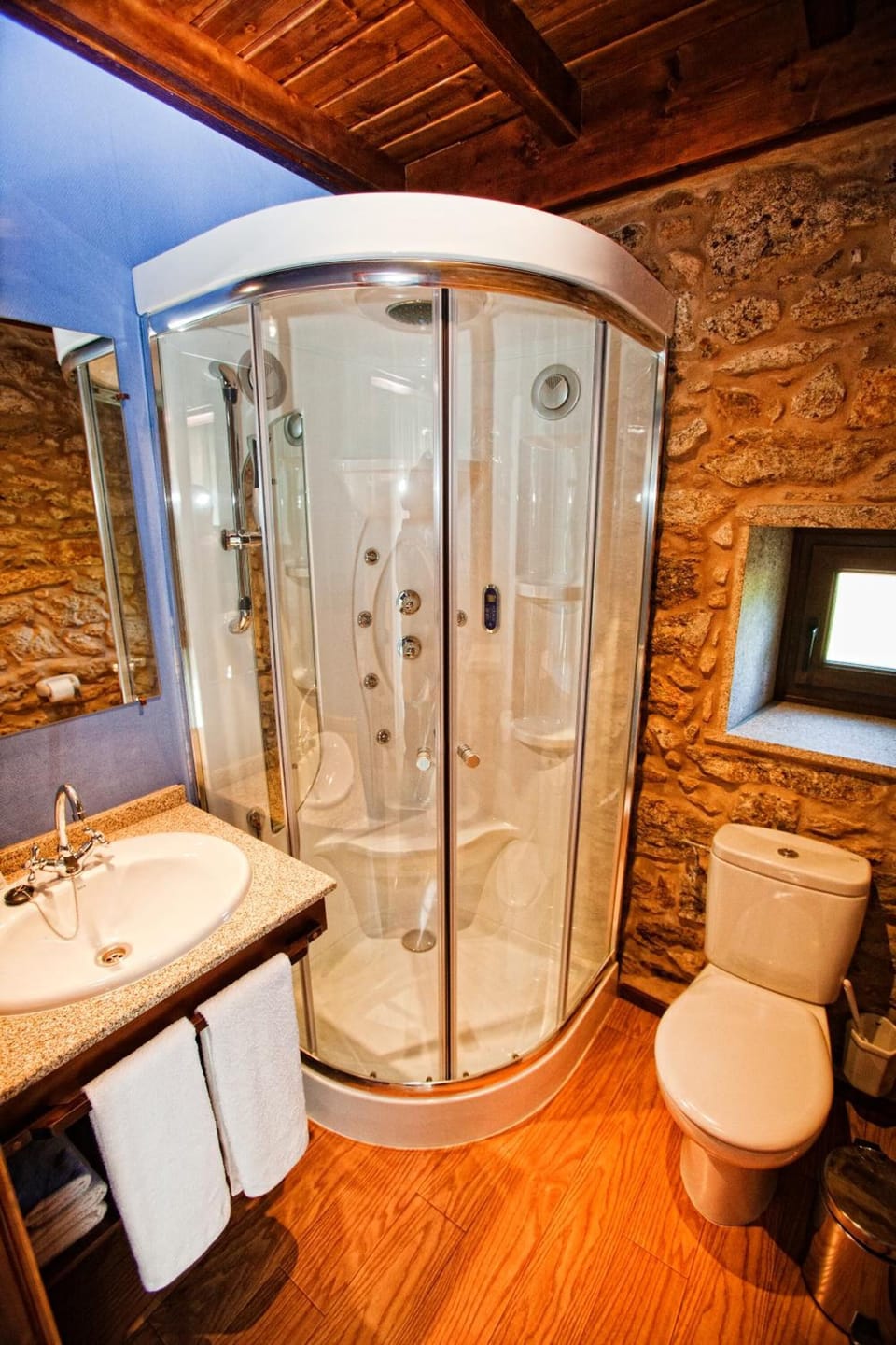 Shower, rainfall showerhead, free toiletries, hair dryer