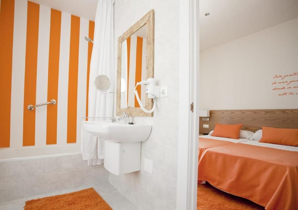 Bathtub, free toiletries, towels