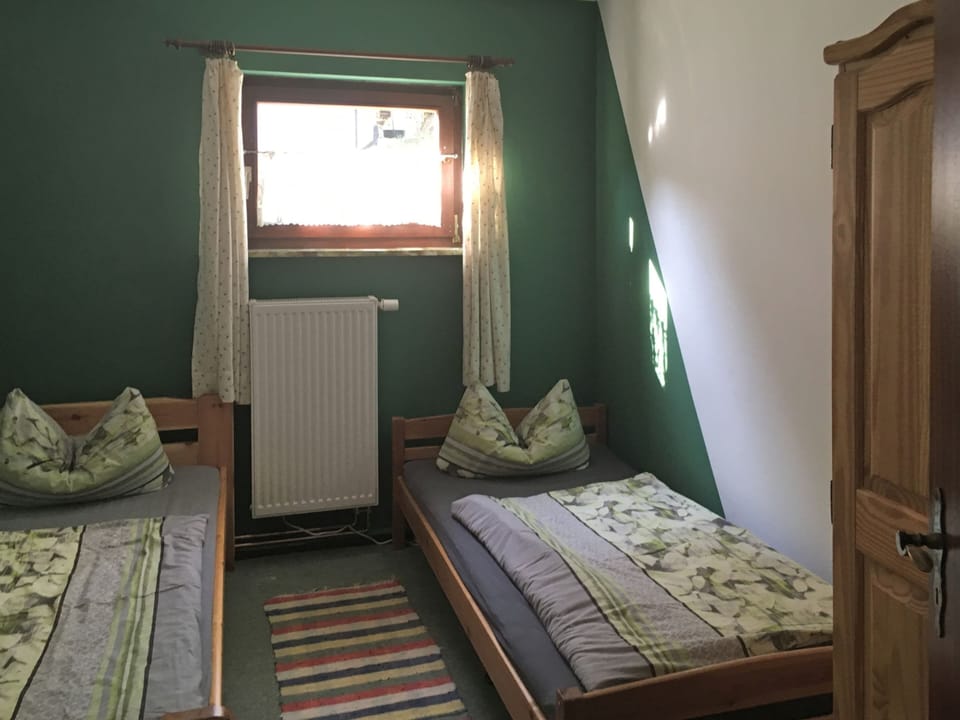 House | 4 bedrooms, individually furnished, bed sheets