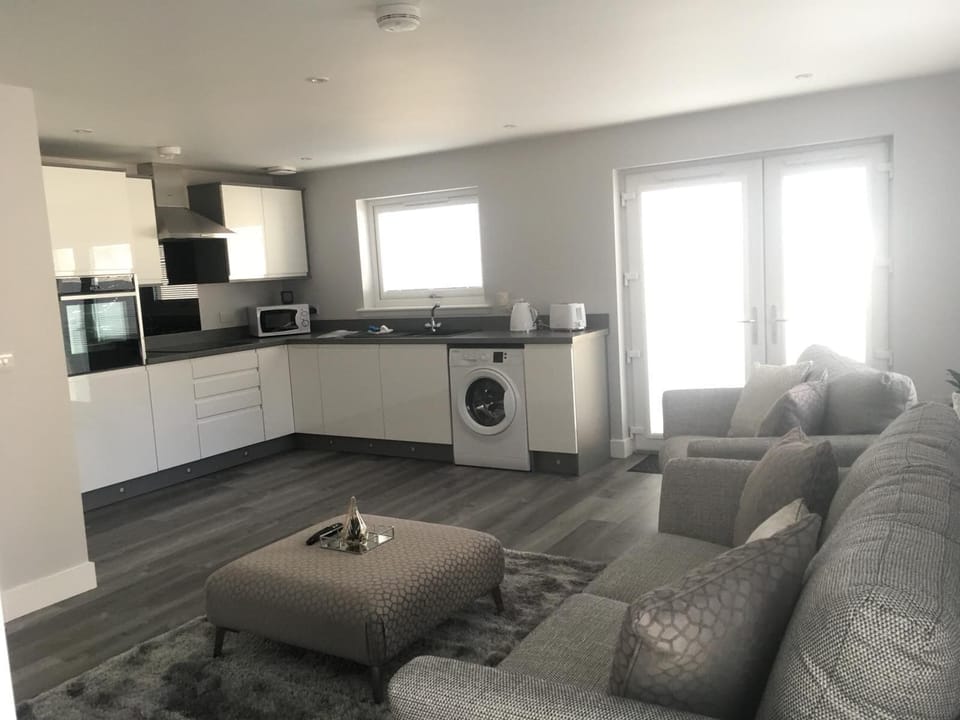 Deluxe Apartment, Private Bathroom, Partial Sea View | Shared kitchen