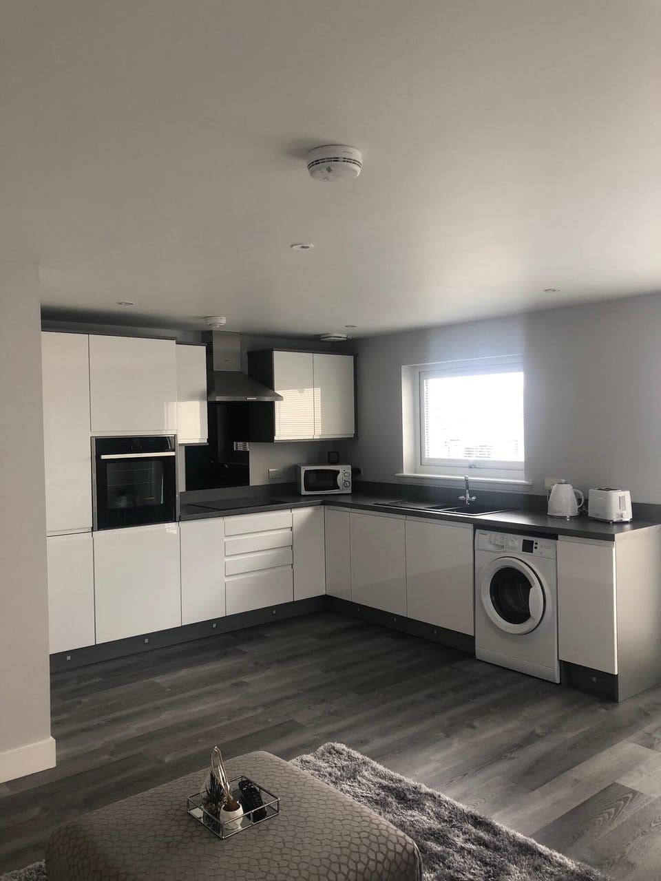 Deluxe Apartment, Private Bathroom, Partial Sea View | Shared kitchen