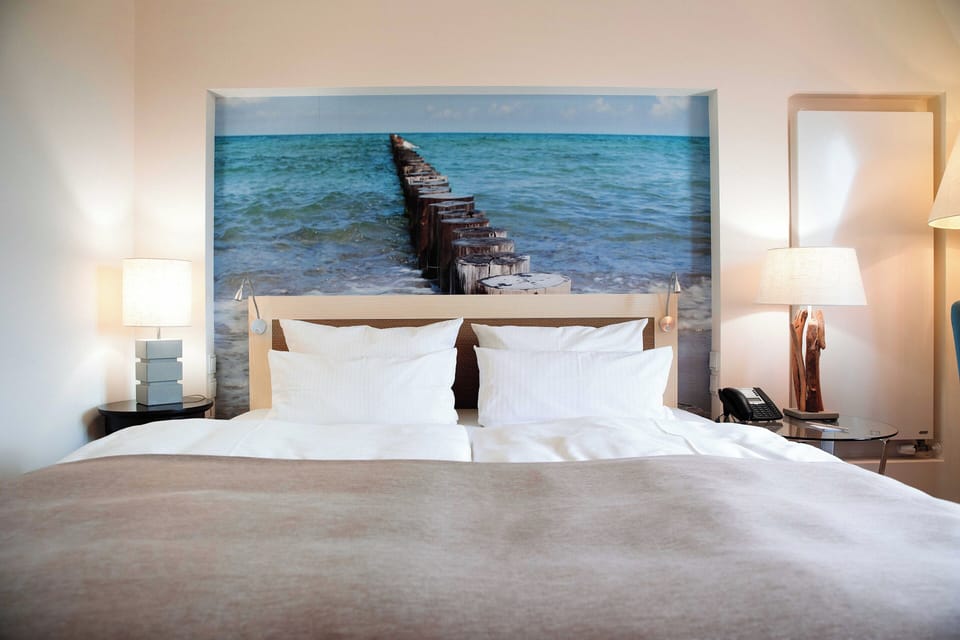 Hypo-allergenic bedding, in-room safe, blackout drapes, free WiFi