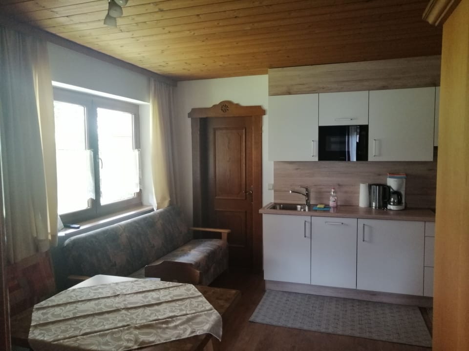 Standard Apartment, 2 Bedrooms, Balcony, Mountain View (Typ A) | Private kitchen | Fridge, stovetop, coffee/tea maker, electric kettle