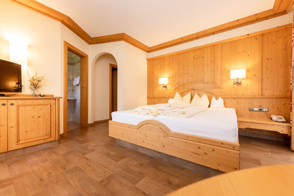 Standard Double Room, Balcony (Rubin) | Hypo-allergenic bedding, in-room safe, desk, blackout drapes
