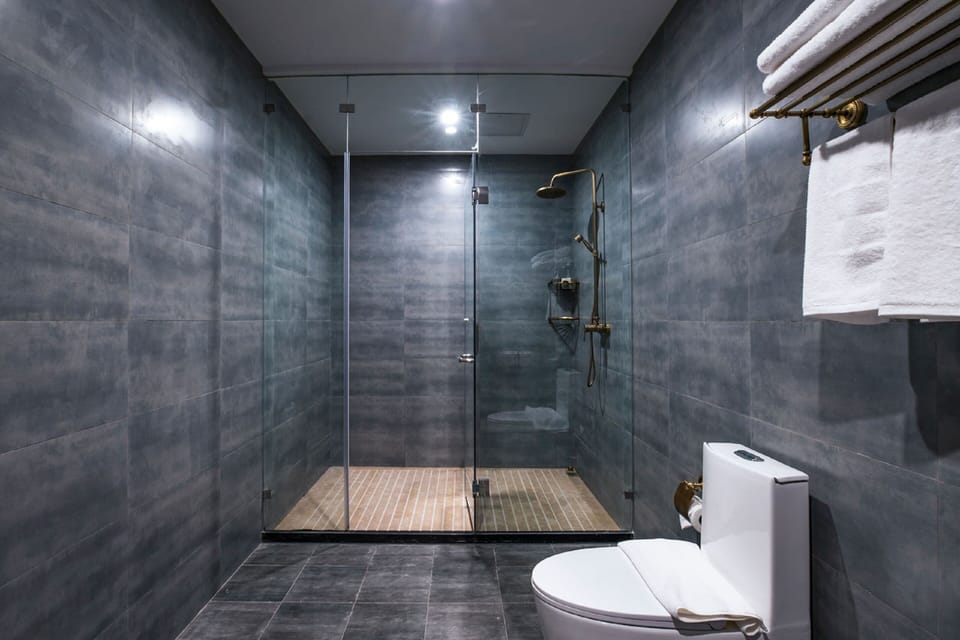 Elegance Deluxe Room  | Bathroom | Shower, free toiletries, hair dryer, slippers