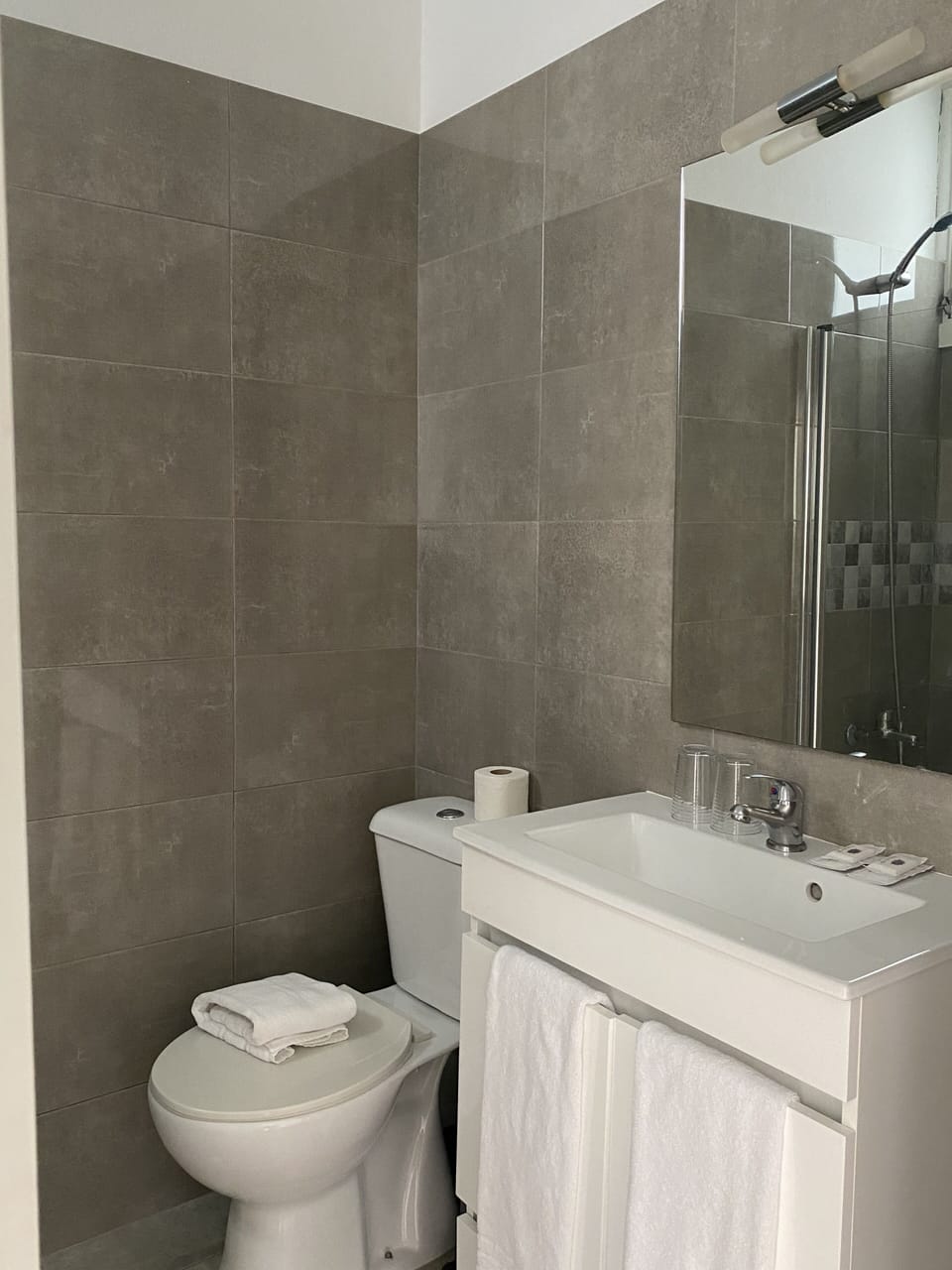 Deluxe Double Room, Balcony | Bathroom | Hair dryer, towels, soap, shampoo