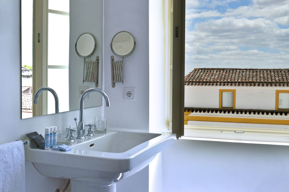 Prestige Room | Bathroom | Shower, free toiletries, hair dryer, towels