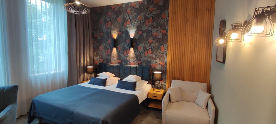 Deluxe Triple Room | Individually decorated, desk, blackout drapes, iron/ironing board
